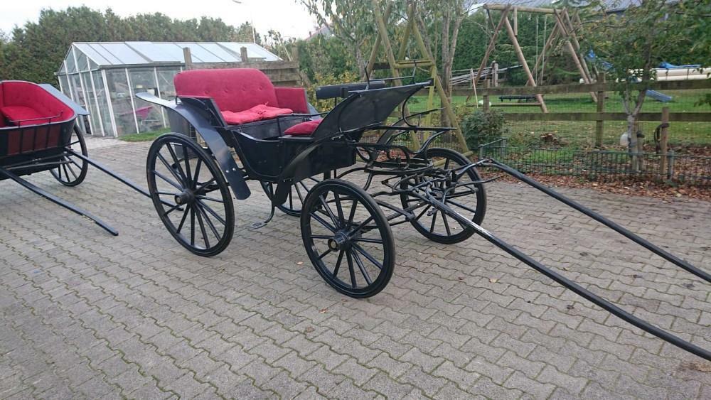 Twee mooie harde koetsen.