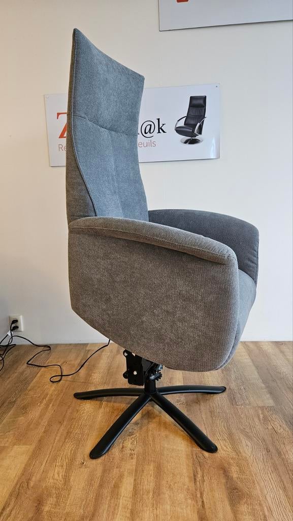 Fabulous5 sta op fauteuil van meubelfabriek de Toekomst zgan
