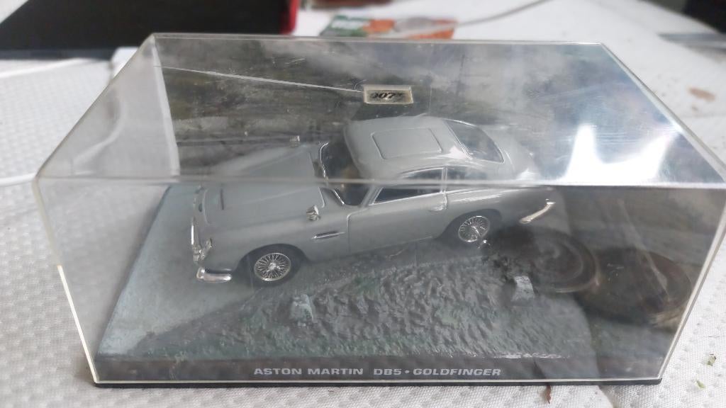 007 james bond 1:43 autos, Ophalen of Verzenden, Zo goed als nieuw, Auto, Overige merken