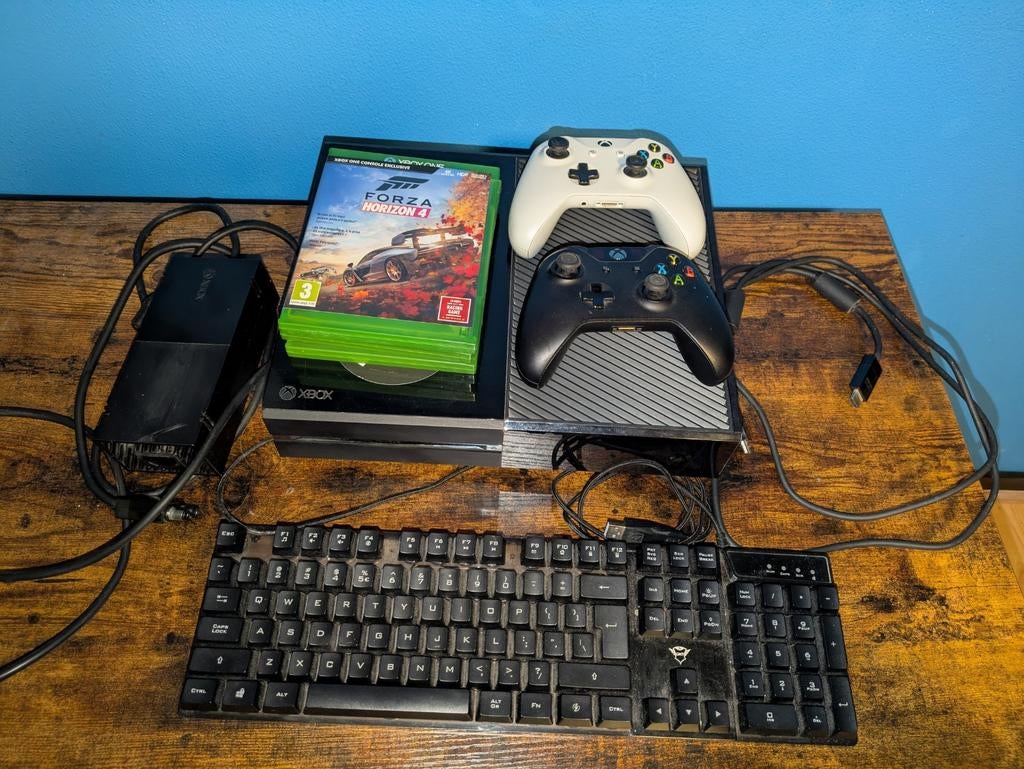 Xbox One met games, controllers en accessoires, Spelcomputers en Games, Spelcomputers | Xbox One, Gebruikt, Xbox One, 500 GB, Met 2 controllers