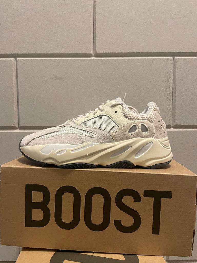 Yeezy 700 Analog EU 41 1/3, Ophalen of Verzenden, Zo goed als nieuw, Wit, Sneakers of Gympen