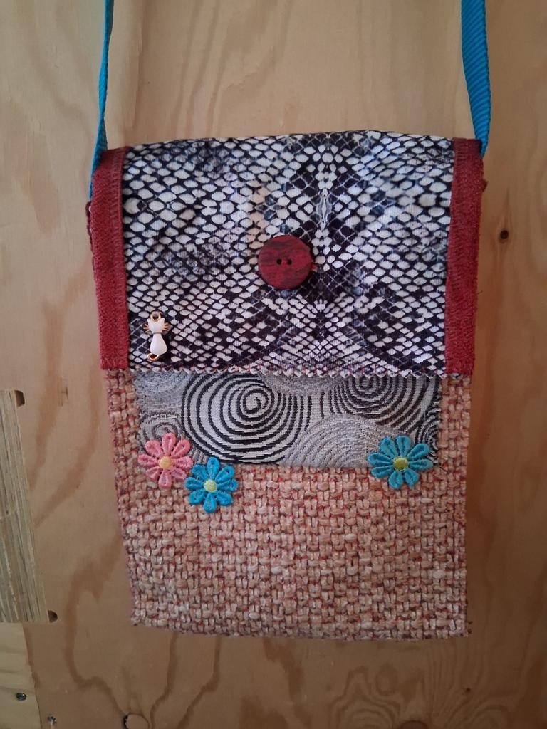 Handmade tasje voor telefoon. Recycled. Nieuw en Uniek, Overige kleuren, Minder dan 40 cm, Nieuw, Minder dan 35 cm