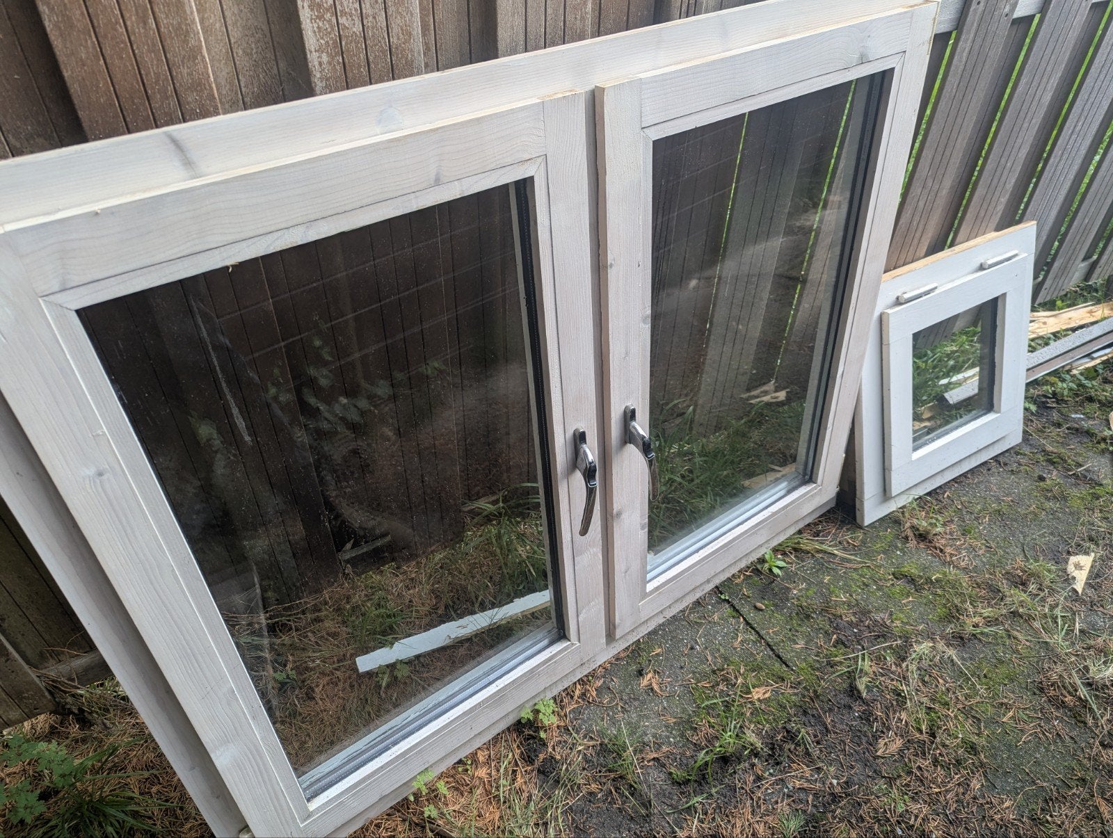 2 Houten kozijnen uit blokhut 70mm dubbel glas 140x110 57x57, 75 tot 150 cm, Gebruikt, Raamkozijn, Ophalen of Verzenden