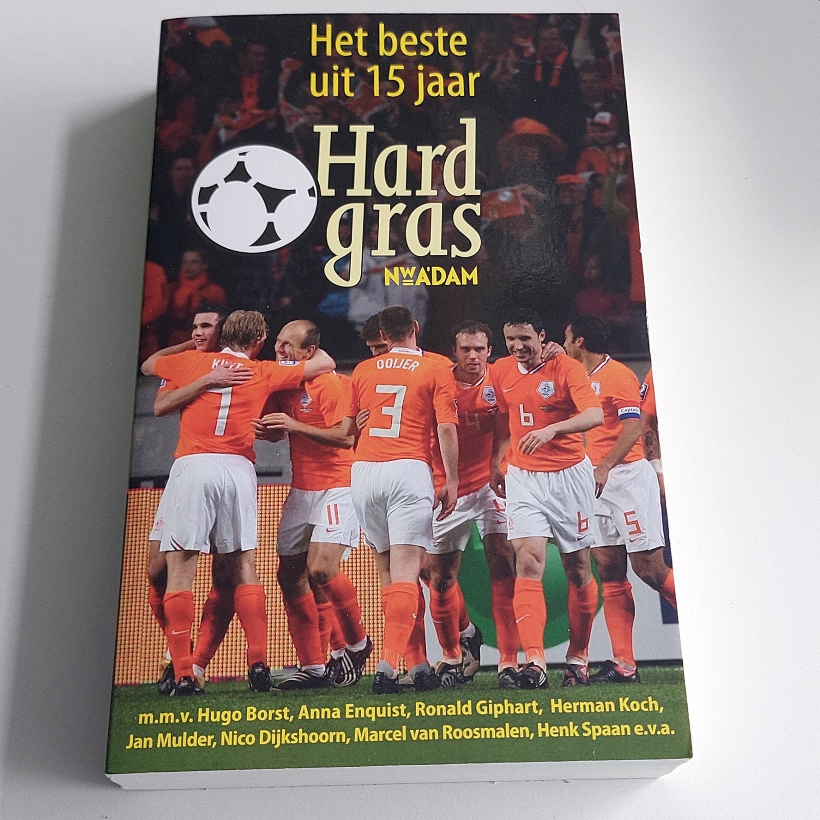 Hard gras: Het beste uit 15 jaar - Voetbalverhalen, Ophalen of Verzenden, Zo goed als nieuw, Diverse auteurs (o.a. Hugo Borst, Jan Mulder, Henk Spaan)