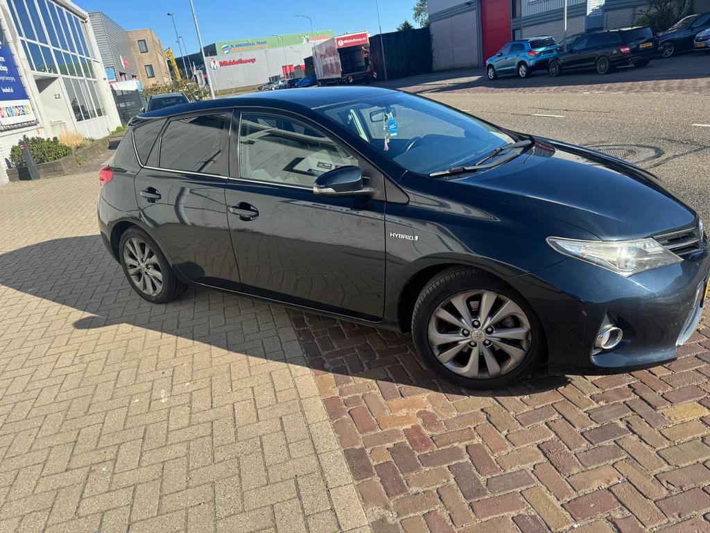 Toyota Auris 1.8 Full Hybrid 5DR CVT 2013 Grijs, Auto's, 4 cilinders, Origineel Nederlands, 26 km/l, Auris