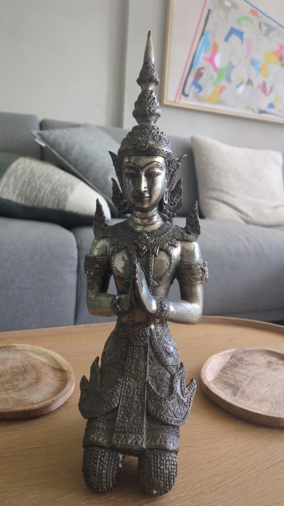 Antiek Thais beeld van biddende figuur. 33cm hoog., Zilver, Ophalen of Verzenden, Gepatineerd, 20 - 50 cm