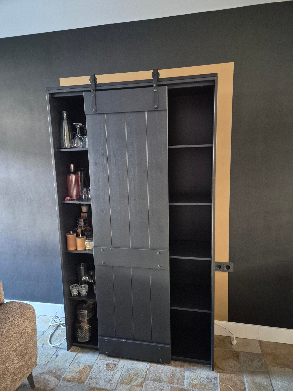 Zwarte houten kast met schuifdeur - 200x115x40 cm, Ophalen, Zo goed als nieuw
