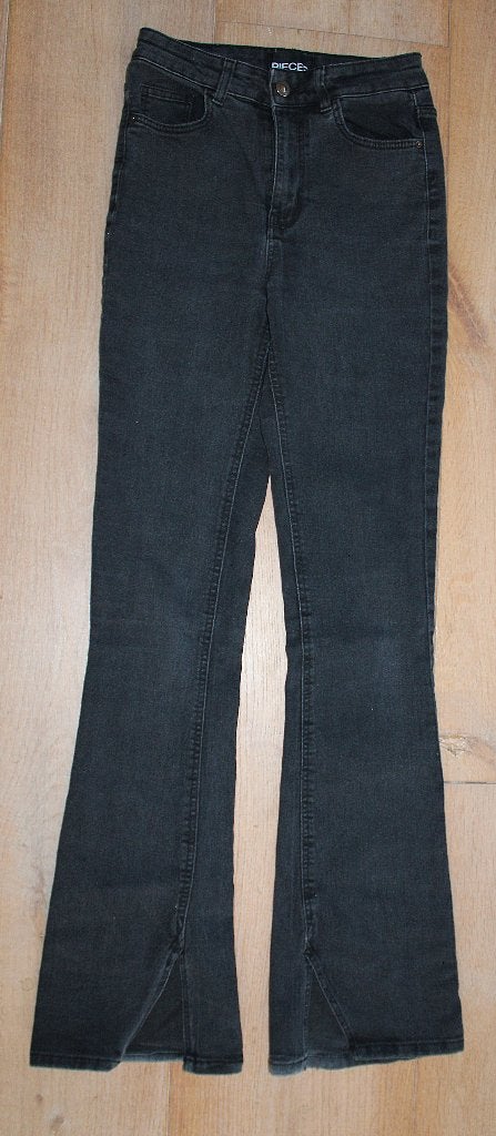 Flare spijkerbroek van Pieces maat XS, Zwart, Ophalen of Verzenden, W27 (confectie 34) of kleiner, Gedragen