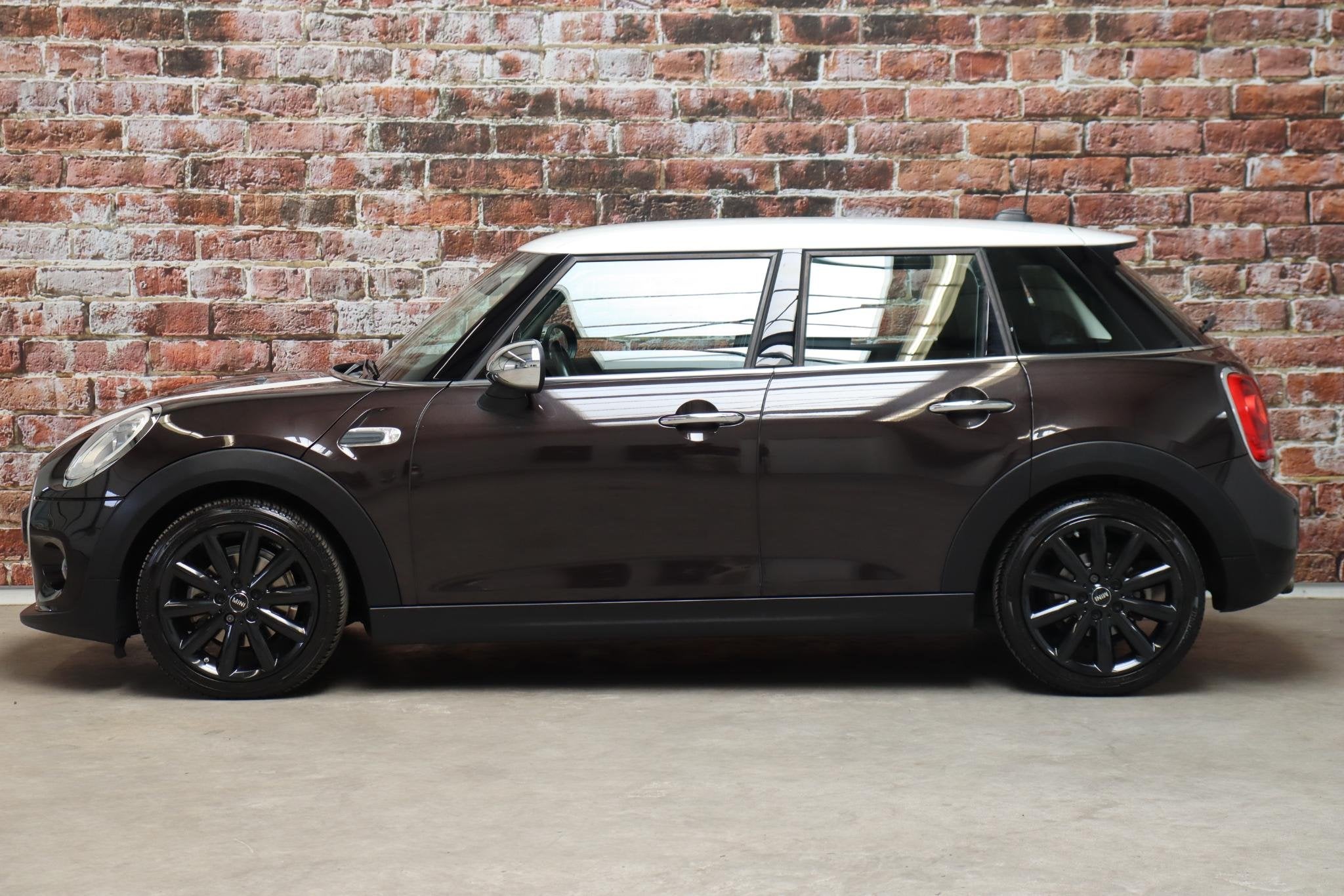 MINI Hatchback Cooper 5 deurs Automaat / Navigatiesysteem Pr, Auto's, Automatische klimaatregeling, 136 pk, Gebruikt, Bruin
