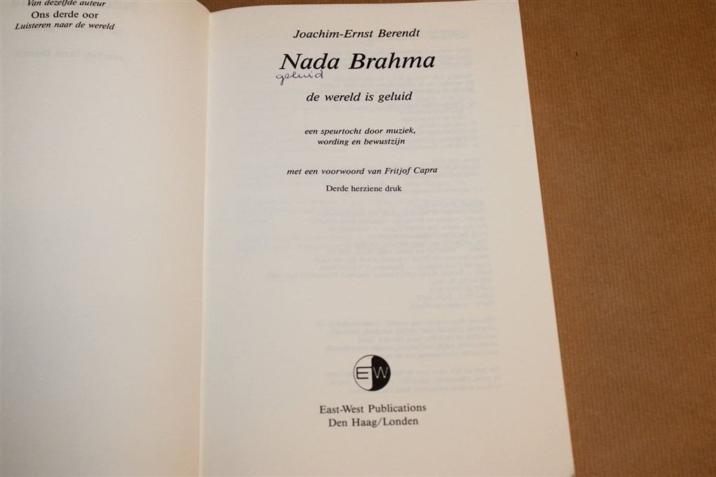Nada Brahma — De Wereld is Geluid, Muziek & Bewustzijn, Boeken, Ophalen of Verzenden, Gelezen, Overige onderwerpen, Achtergrond en Informatie