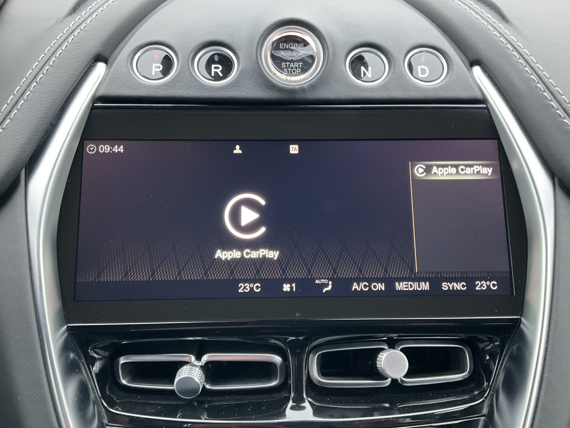 Foto 7 van Aston Martin Dbx 4.0 V8 360 Memory Stoelverw/koeling Sfeer