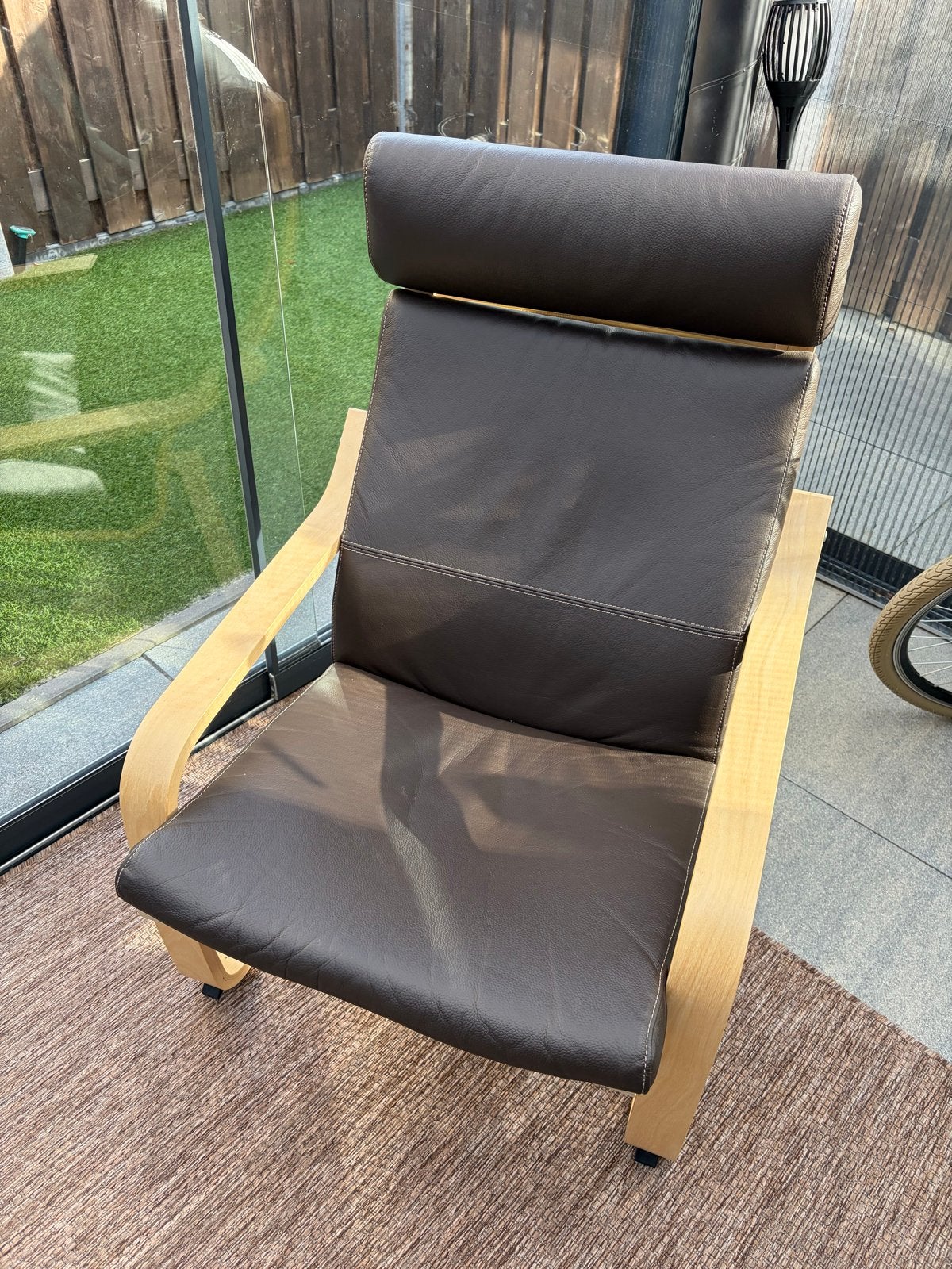 Ikea relaxfauteuil van leer en hout, Huis en Inrichting, Stoelen, Ophalen, Gebruikt, Bruin, Eén