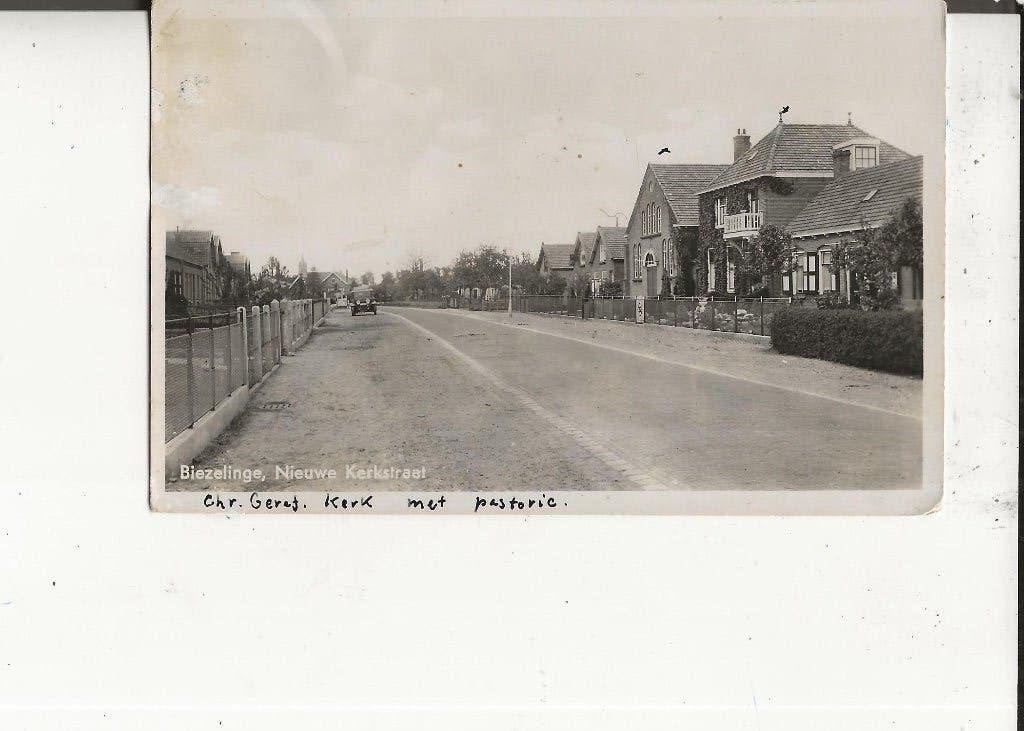 Biezelinge Nieuwe Kerkstraat Chr.Ger. Kerk met Pastorie, Verzamelen, Ophalen of Verzenden, 1940 tot 1960, Gelopen, Zeeland