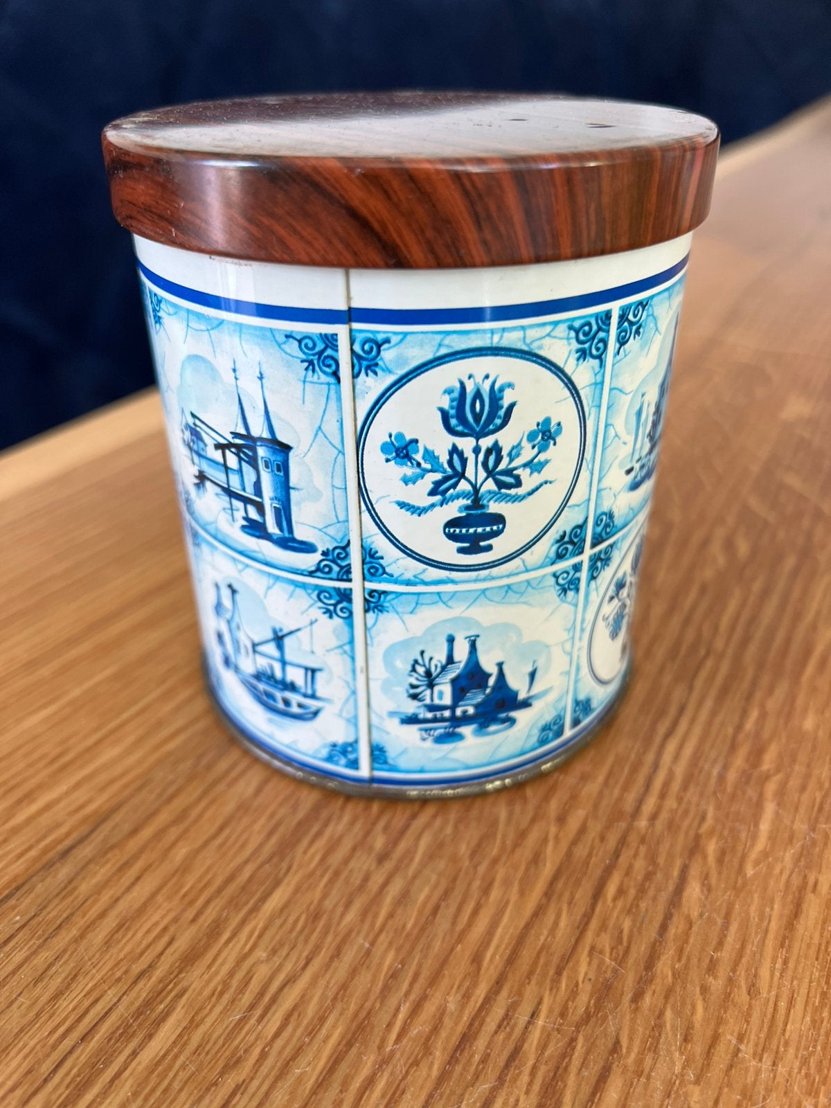 Vintage Delfts Blauw tegeltjes Koekblik met Houtlook Deksel, Ophalen of Verzenden, Gebruikt, Koek(jes)
