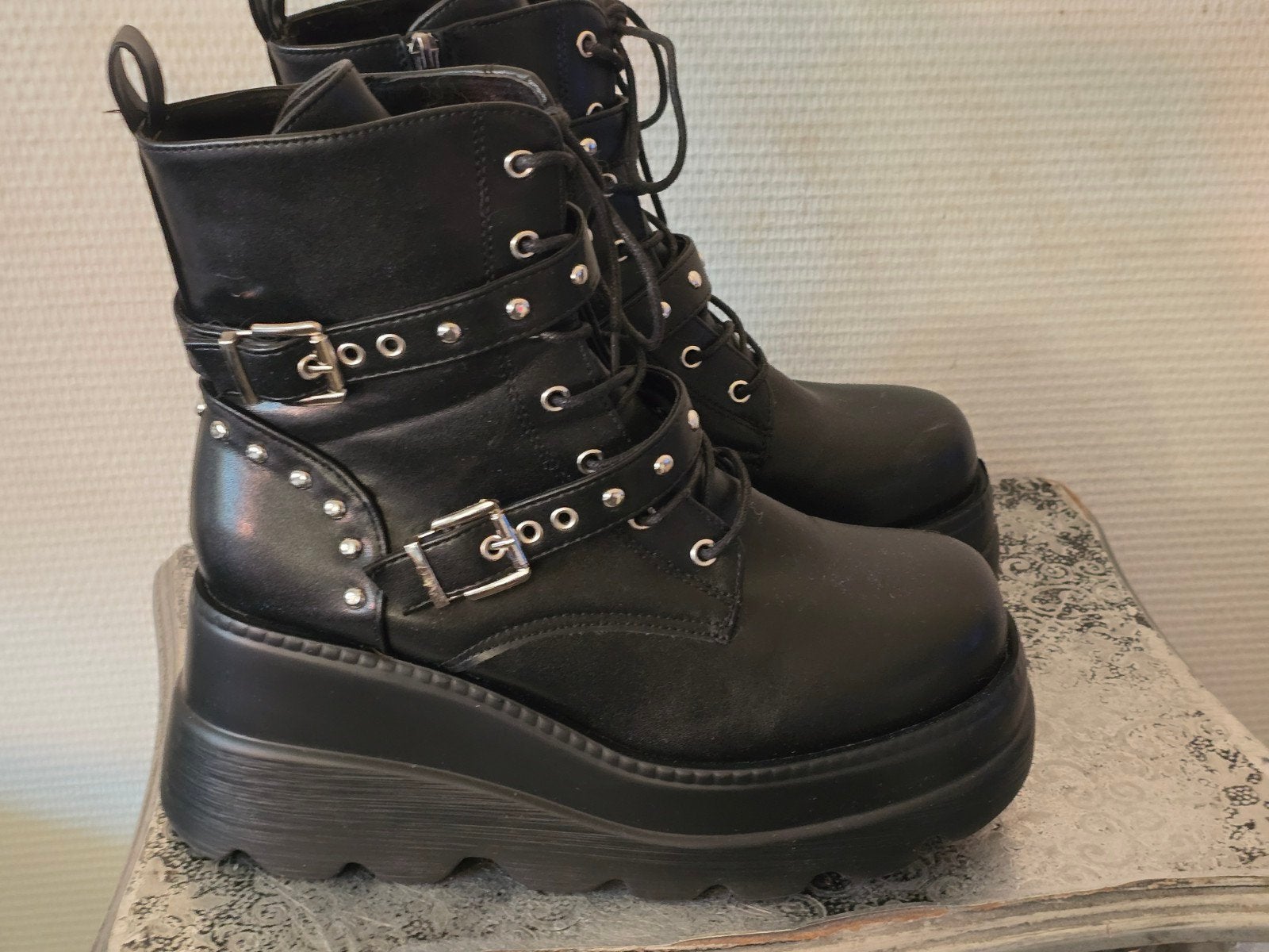 Zwarte plateau laarzen met gespen en studs - Maat 43, Kleding | Dames, Schoenen, Hoge laarzen, Zwart, Ophalen of Verzenden, Onbekend
