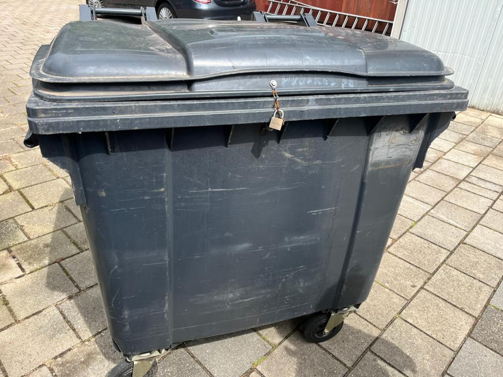 Rolcontainer. 1100 liter, Ophalen, Kunststof, Gebruikt, 40 liter of meer