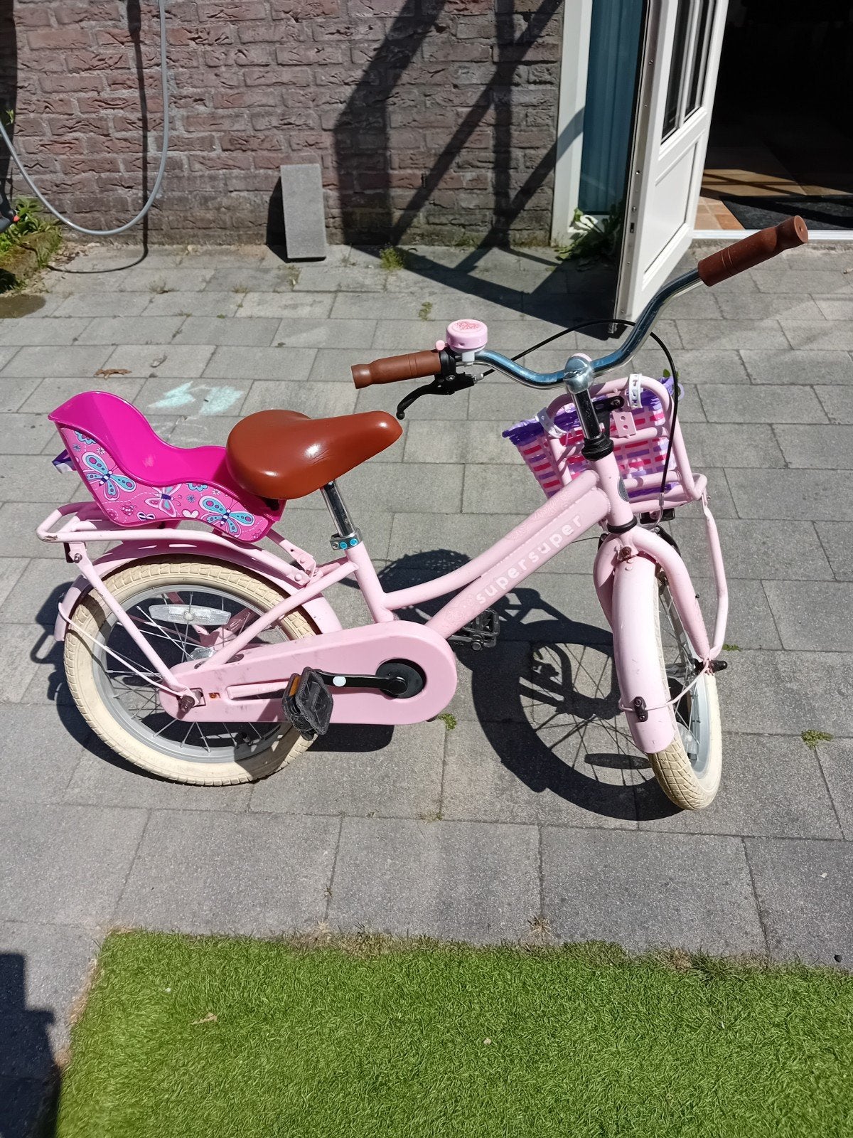 Roze kinderfiets 16 inch met mandje en poppenstoeltje, Fietsen en Brommers, Ophalen, Gebruikt, 16 tot 20 inch