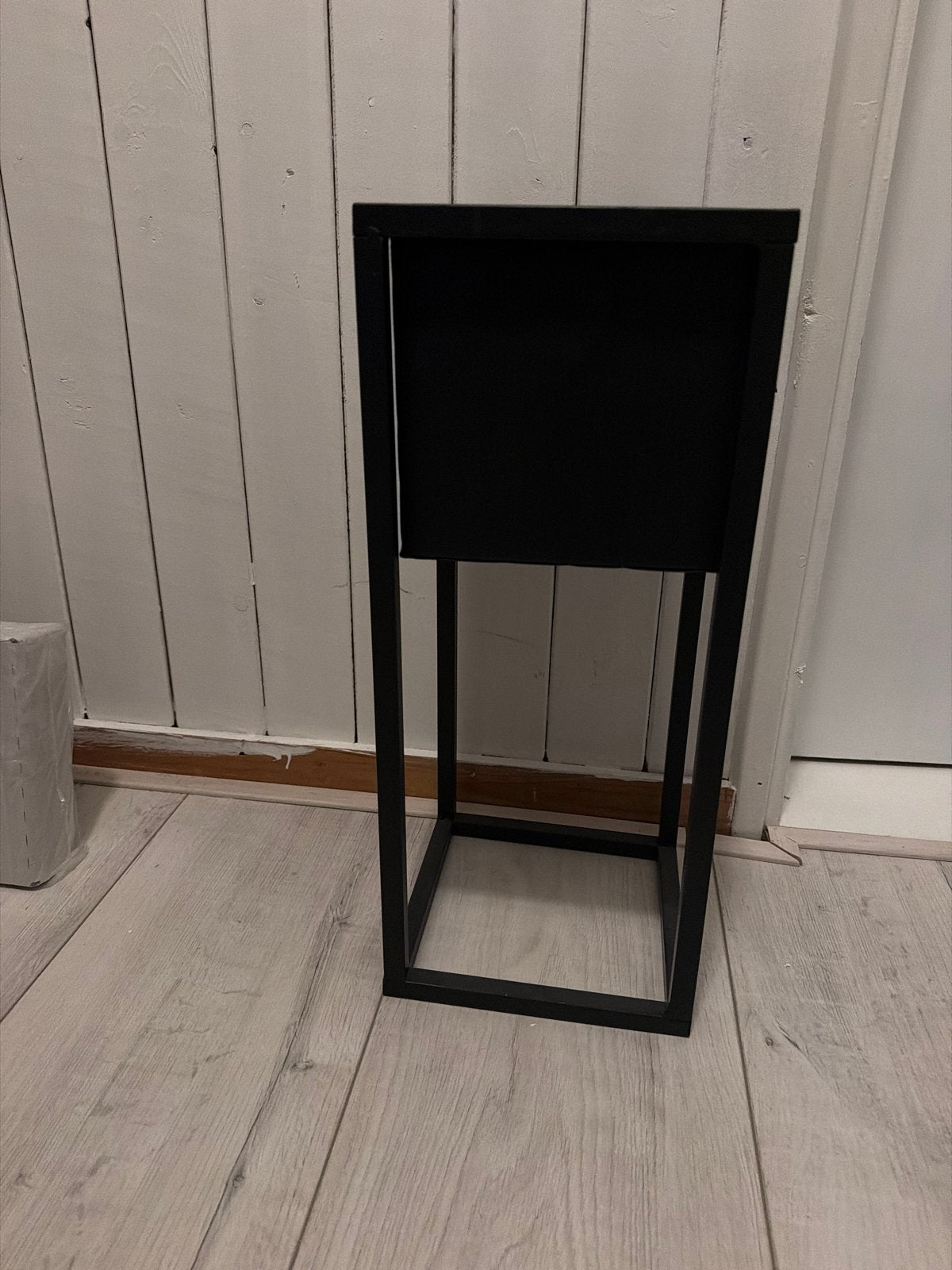 Zwarte metalen plantenstandaard met bloembak, Ophalen, Minder dan 60 cm, Vierkant, Zo goed als nieuw