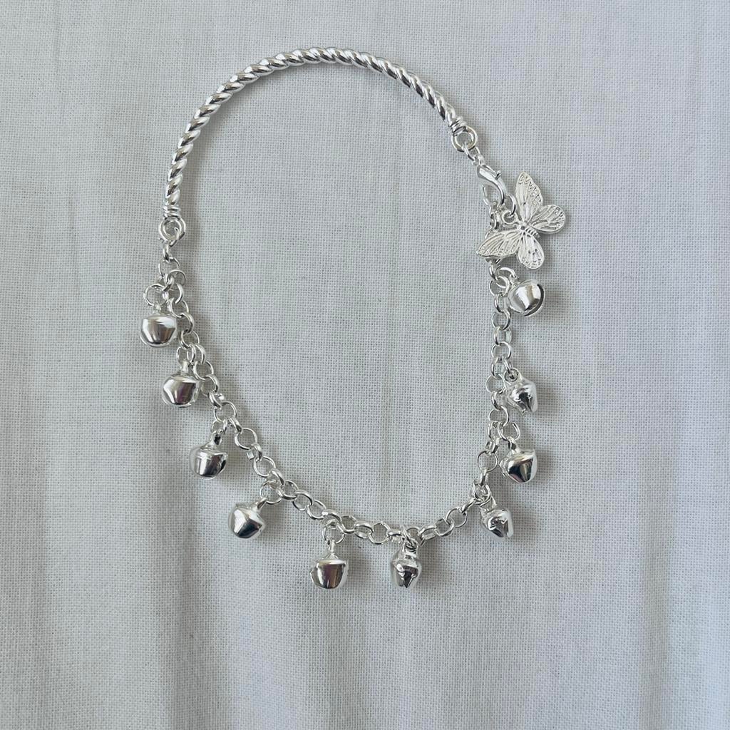 Zilverkleurig armbandje met vlinder en belletjes, Overige materialen, Nieuw, Ophalen of Verzenden, Met bedels of kralen