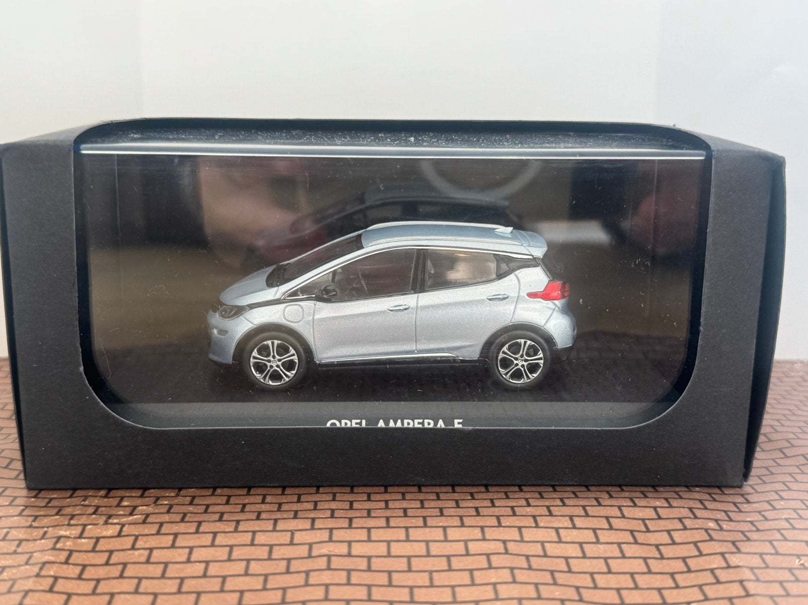 Opel Ampera- E 2015 Zilvergrijs I-Scale 1:43, Ophalen of Verzenden, Zo goed als nieuw, Auto, Overige merken