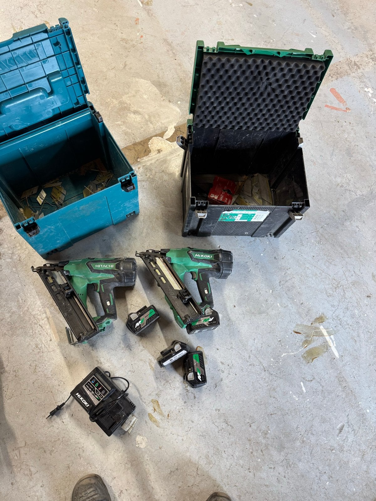 2x Afwerktacker Hitachi/Hikoki met accu's en lader, Ophalen, Gebruikt