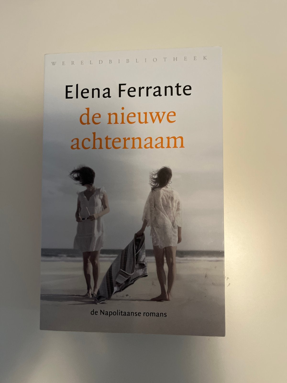 De nieuwe achternaam - Elena Ferrante (Wereldbibliotheek), Boeken, Romans, Ophalen, Zo goed als nieuw, Nederland