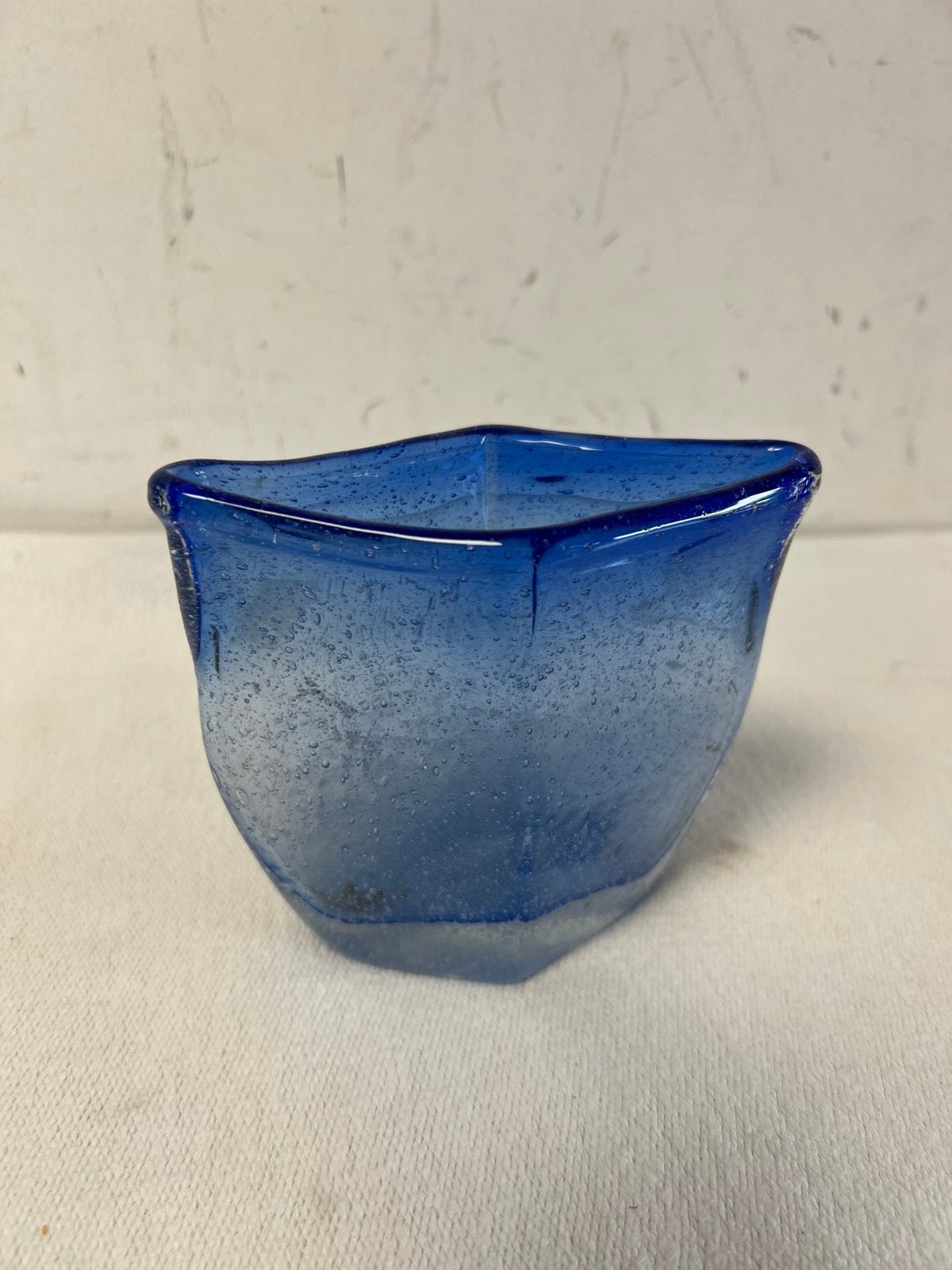 Te Koop : Blauw Vaasje Glas Gebubbeld Vaas Zie Foto’s, Ophalen of Verzenden