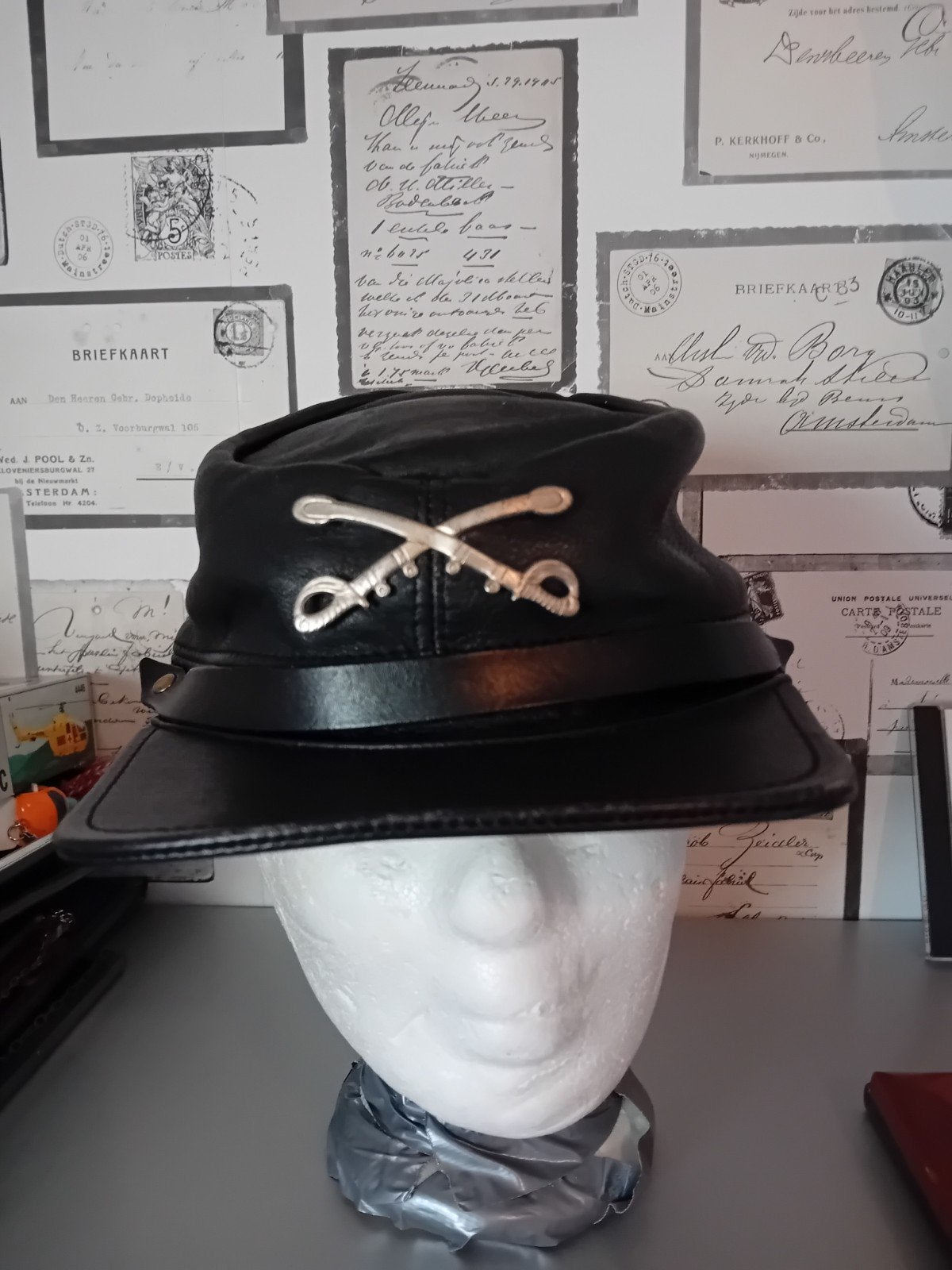 oude zwarte Leren Pet met Zwaarden Embleem, Onbekend, One size fits all, Ophalen of Verzenden, Pet