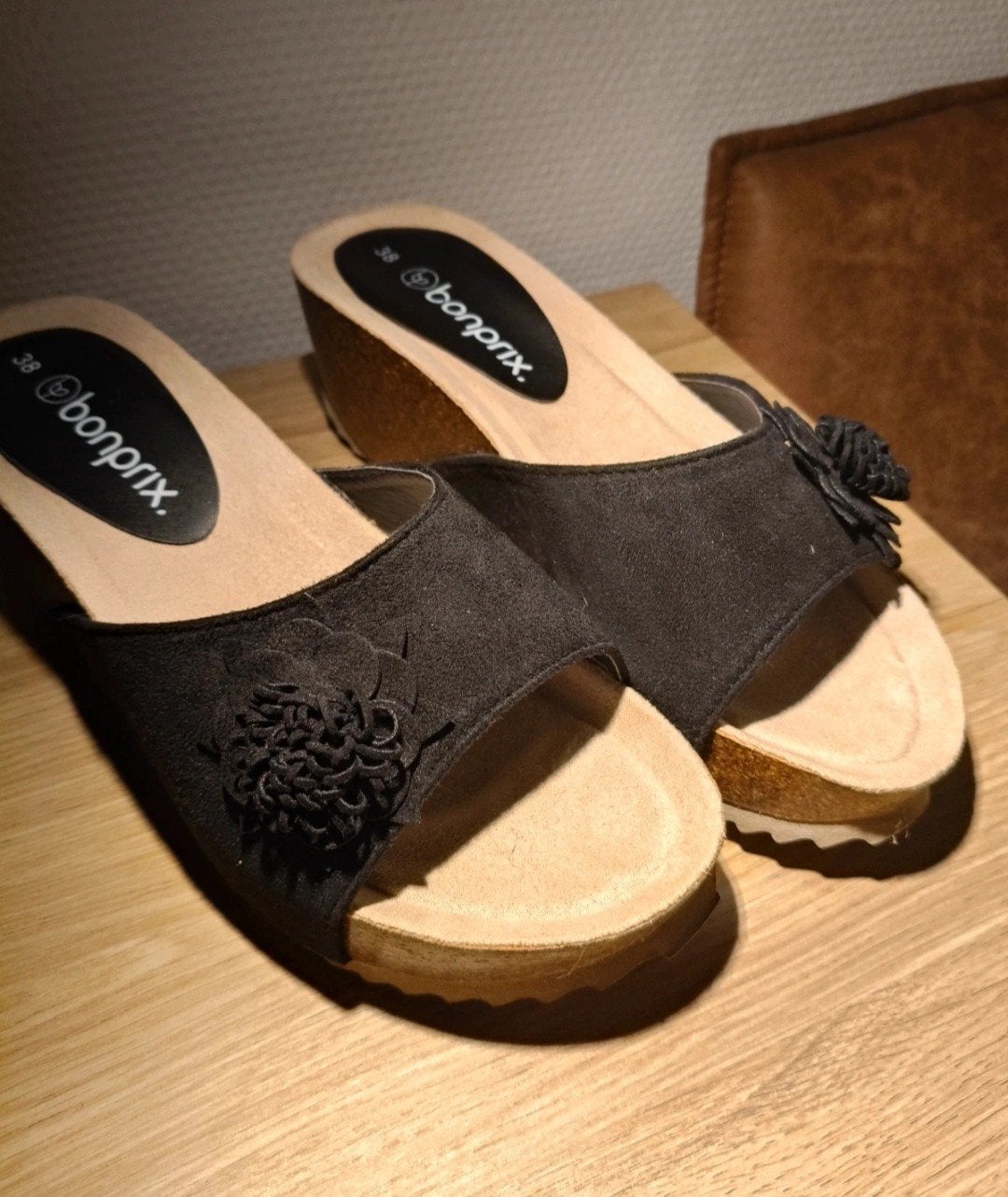 Bonprix zwarte slippers met kurk en bloem detail, maat 38, Kleding | Dames, Schoenen, Slippers, Bonprix, Zwart, Nieuw