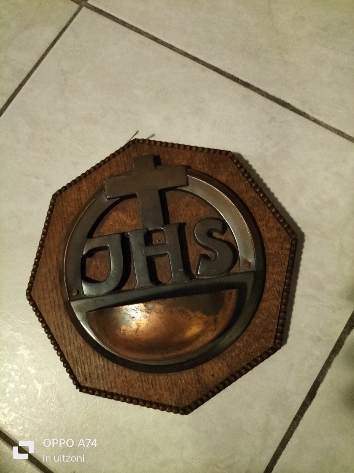Antieke wijwaterbak met IHS-monogram, Antiek en Kunst, Ophalen of Verzenden