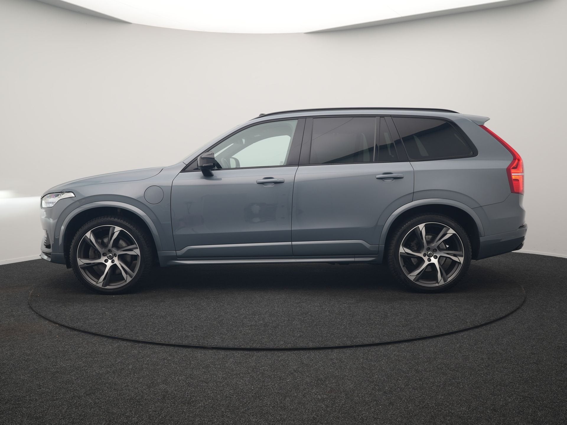 Volvo XC90 T8 Recharge AWD R-Design 7 Persoons Long Range PH, Auto's, Dealer onderhouden, Gebruikt, 2350 kg, 4 cilinders