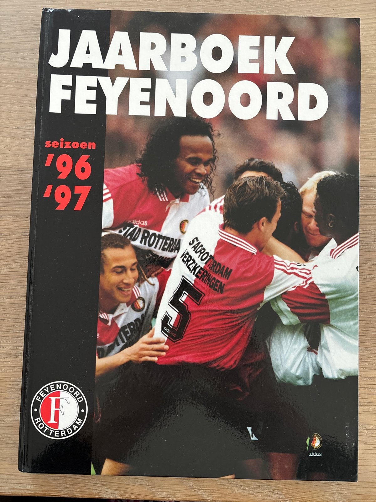 Hardcover Jaarboek Feyenoord '96/'97 met handtekeningen, Ophalen of Verzenden, Zo goed als nieuw, Overige sporten
