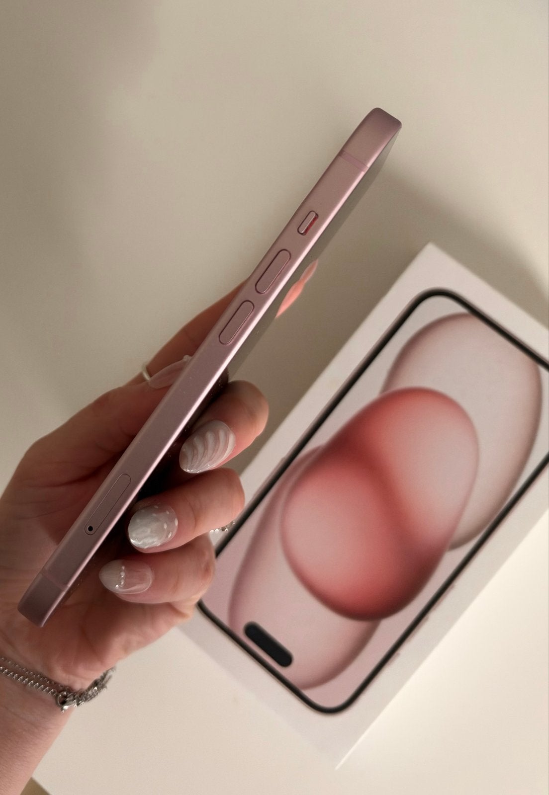 Foto 4 van Apple iPhone 15 Roze 256GB - Zo goed als nieuw
