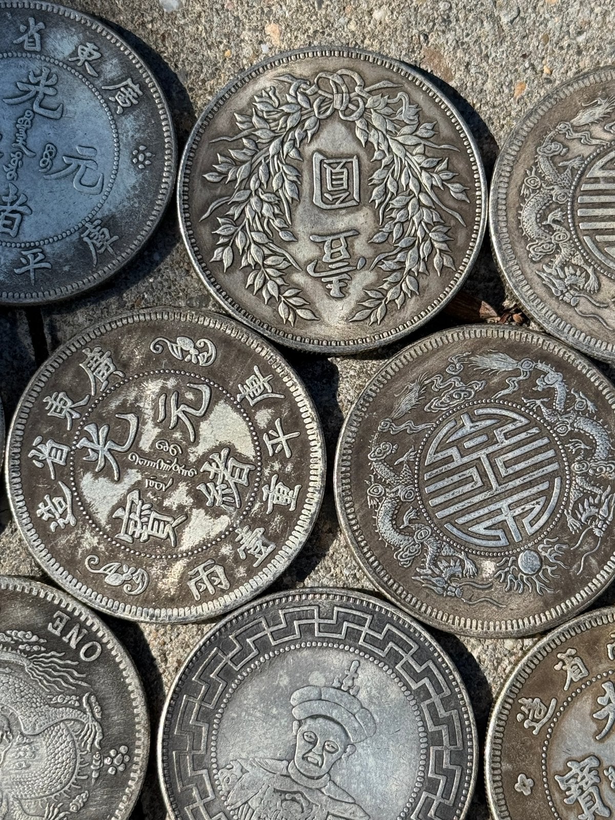 Set Yuan dollars / dollar munten (Yuan) vermoedelijk replica, Overige typen, 4 cm, China, Metaal