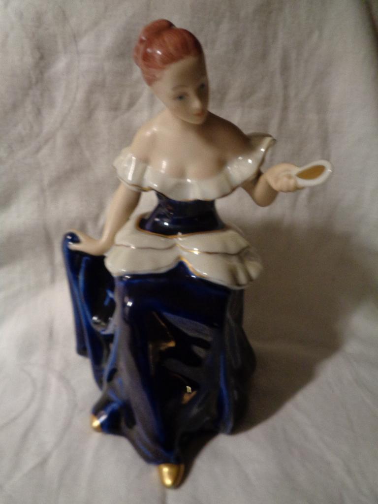 16 cm hoge dame in blauw bohemian royal dux, Ophalen of Verzenden