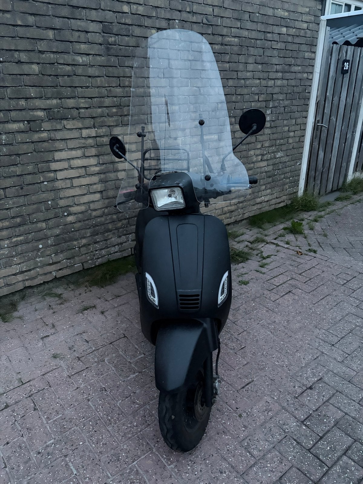 Matzwarte scooter met windscherm en bagagedrager, Gebruikt, Benzine, Ophalen, Overige merken
