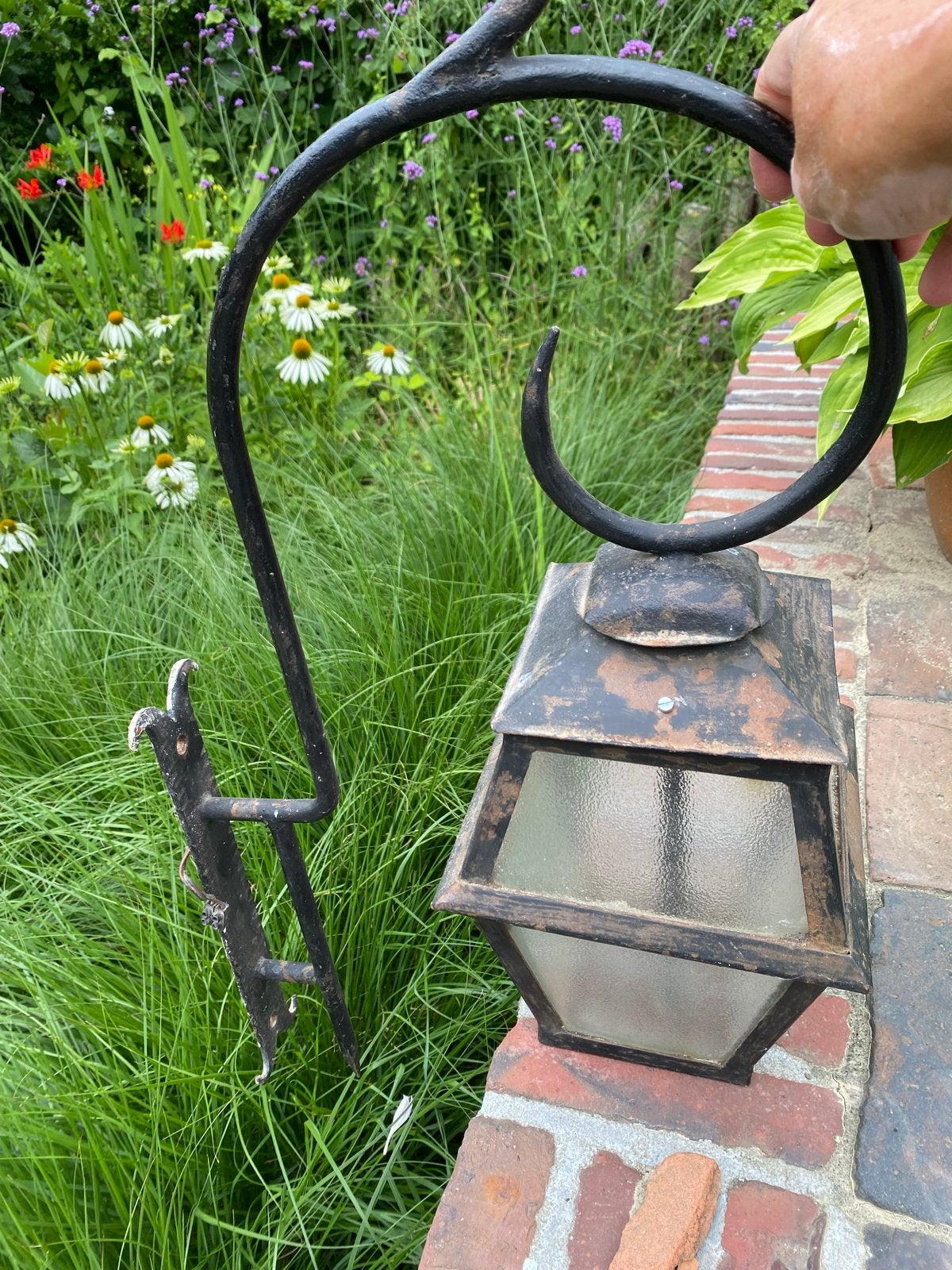Antieke Franse smeedijzeren lantaarn buitenlamp met krul, Ophalen of Verzenden