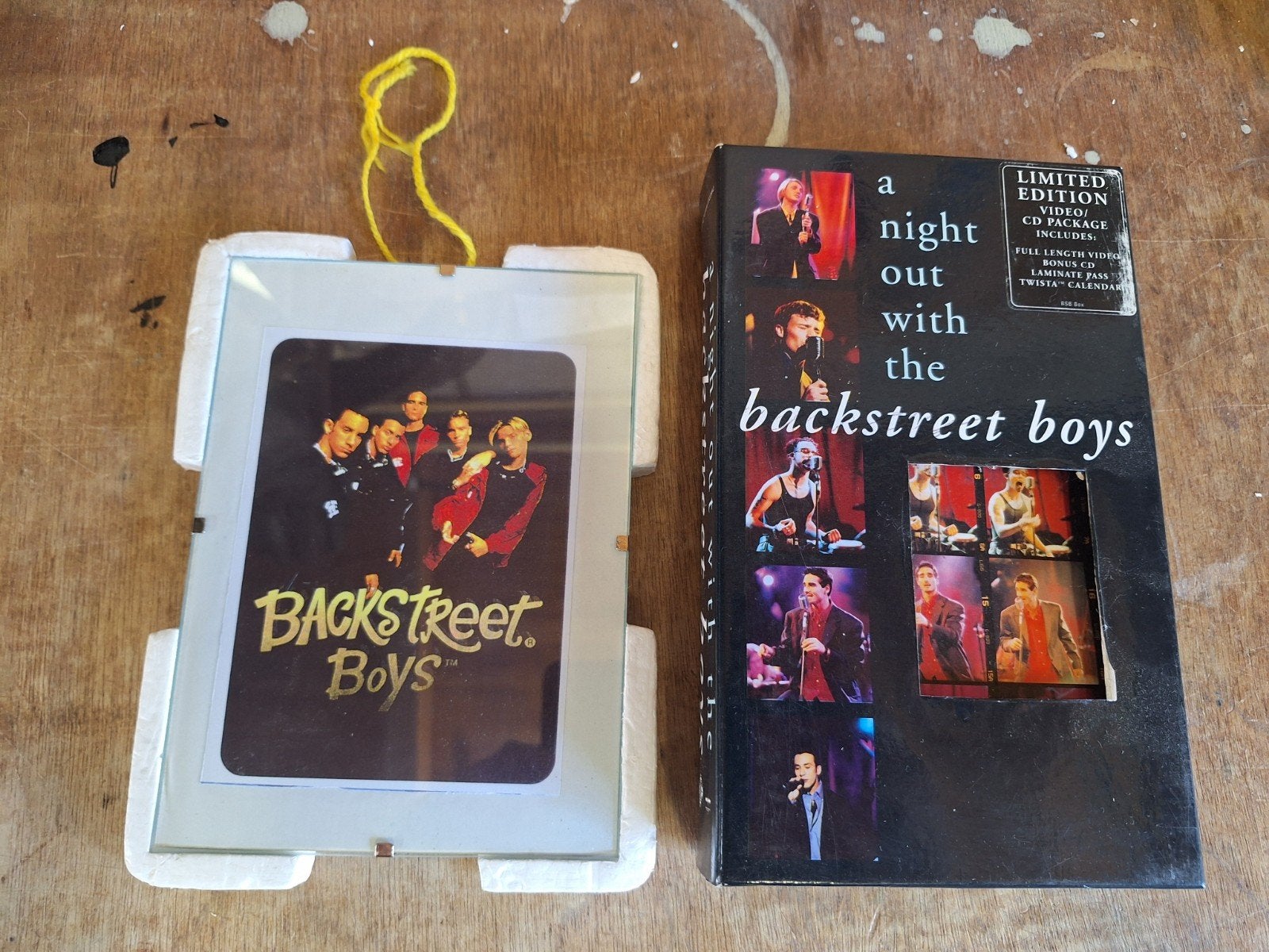 Backstreet Boys VHS + ingekaderd foto in lijstje, Ophalen of Verzenden