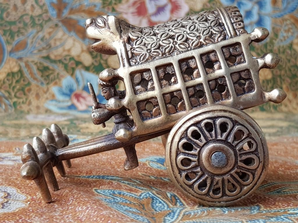 Mooie zware antieke Oosterse ossenkar van brons 12 cm.