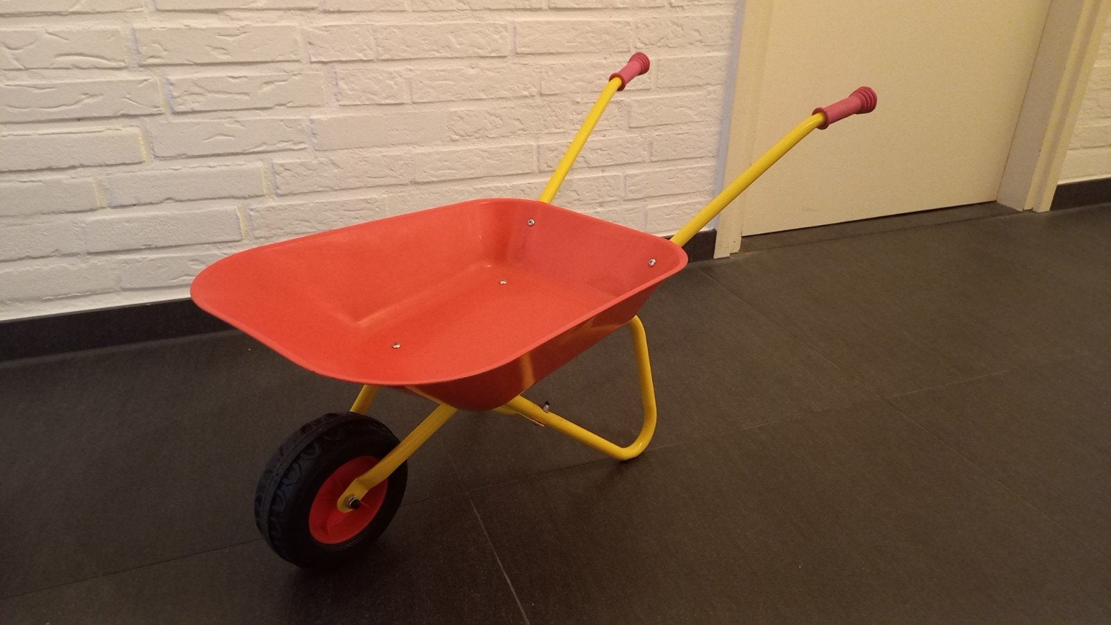 Jonotoys metalen kinder kruiwagen rood/geel, Ophalen, Gebruikt