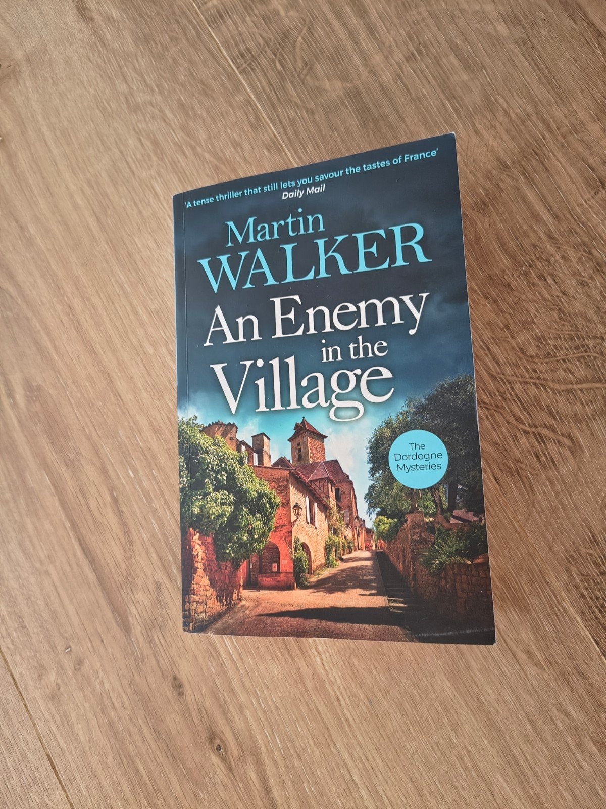 Martin Walker An Enemy in the Village (2025) nieuw, Ophalen of Verzenden, Nieuw, Martin Walker