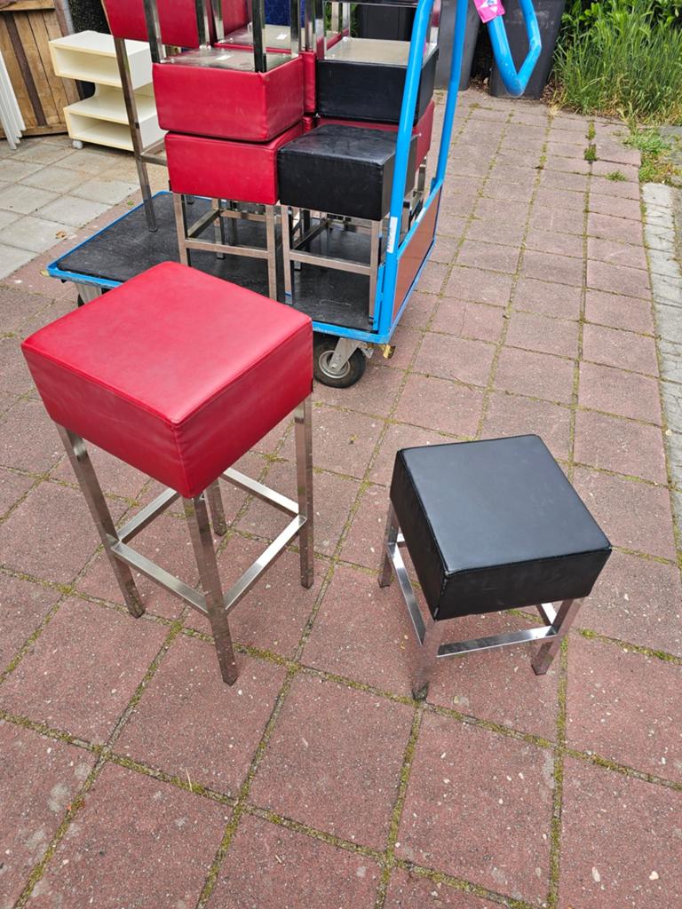 Pedrali cube krukken / 6 laag / 4 hoog / leer, Huis en Inrichting, Barkrukken, Ophalen, Gebruikt, 60 tot 90 cm, Leer