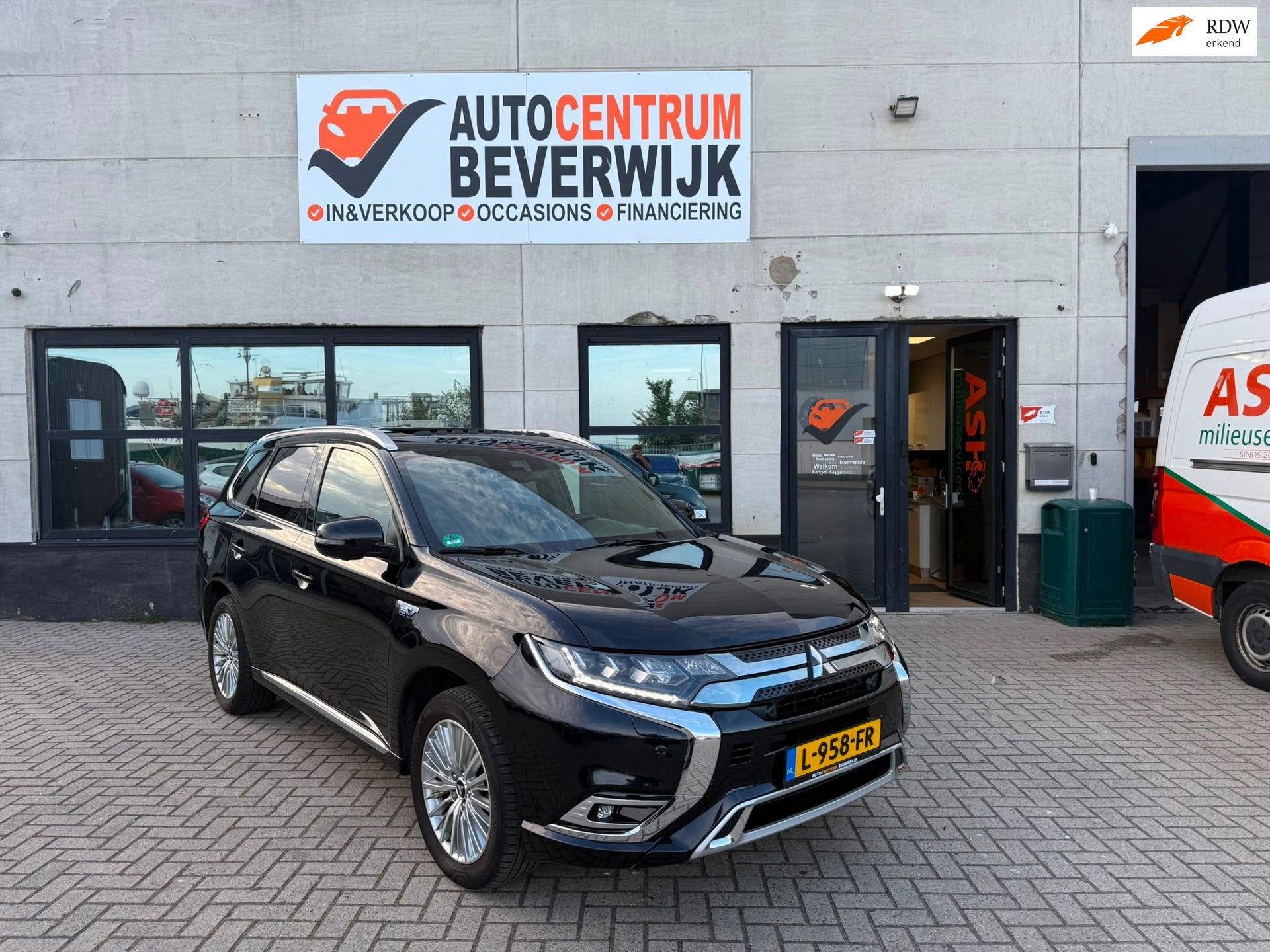 Mitsubishi Outlander 2.4 PHEV S-Edition 2019 Zwart 224pk, Automaat, 4 cilinders, Vierwielaandrijving, Hybride Elektrisch/Benzine