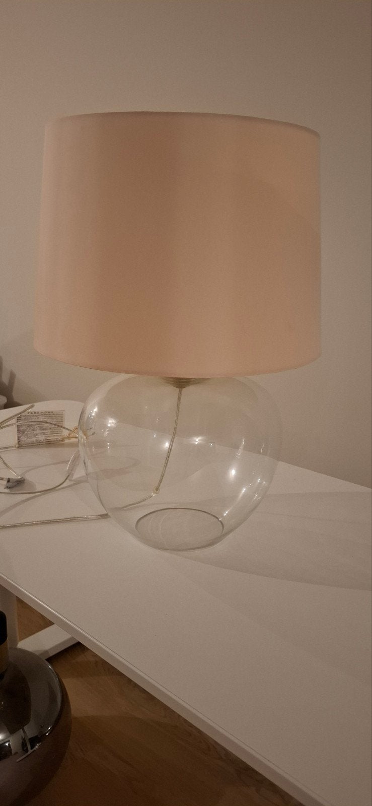 Moderne tafellamp met glazen voet en stoffen kap, Met kap, Wit, Zo goed als nieuw, Schemerlamp