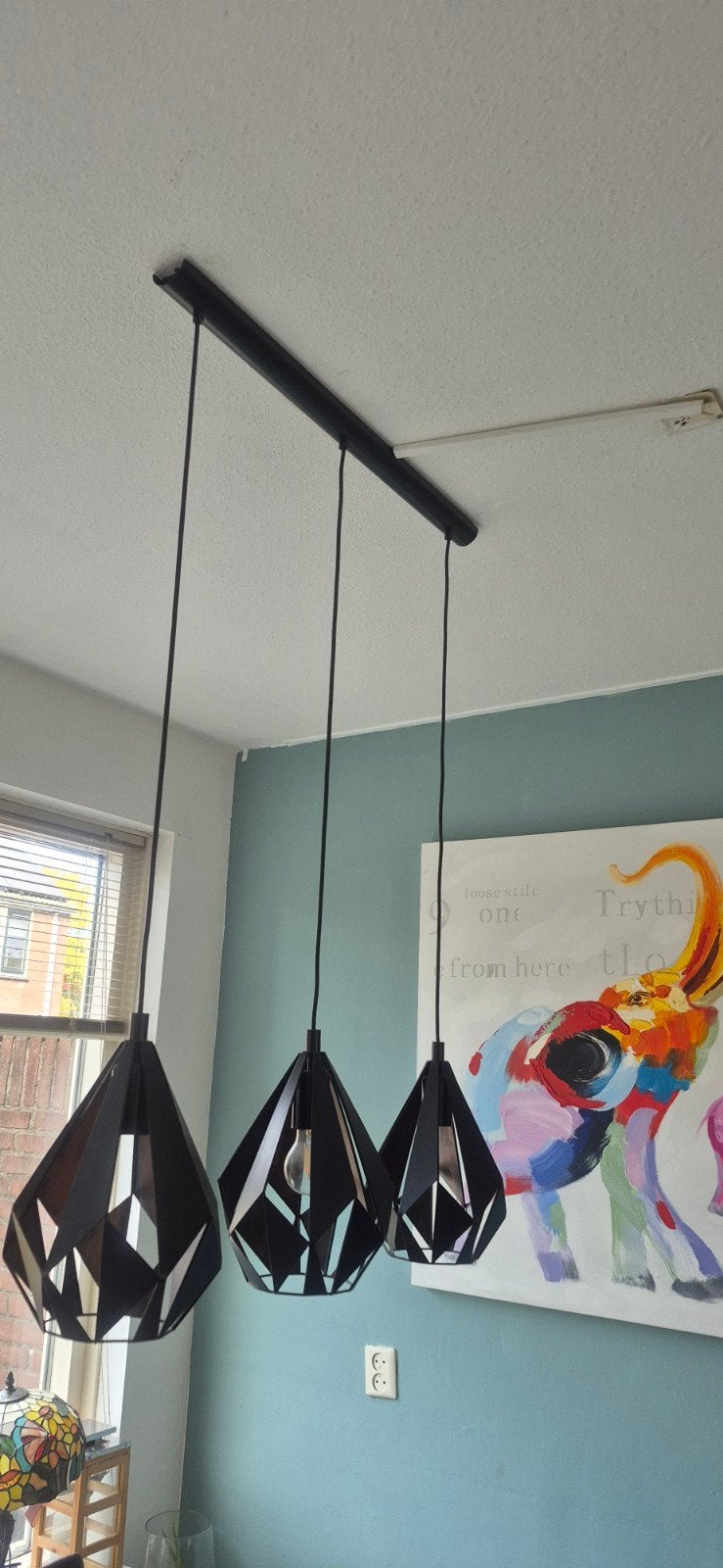 Moderne hanglamp met 3 kappen en kleurrijk schilderij, Huis en Inrichting, Ophalen, Gebruikt, Modern, Geometrisch, Kleurrijk, E27 (groot)