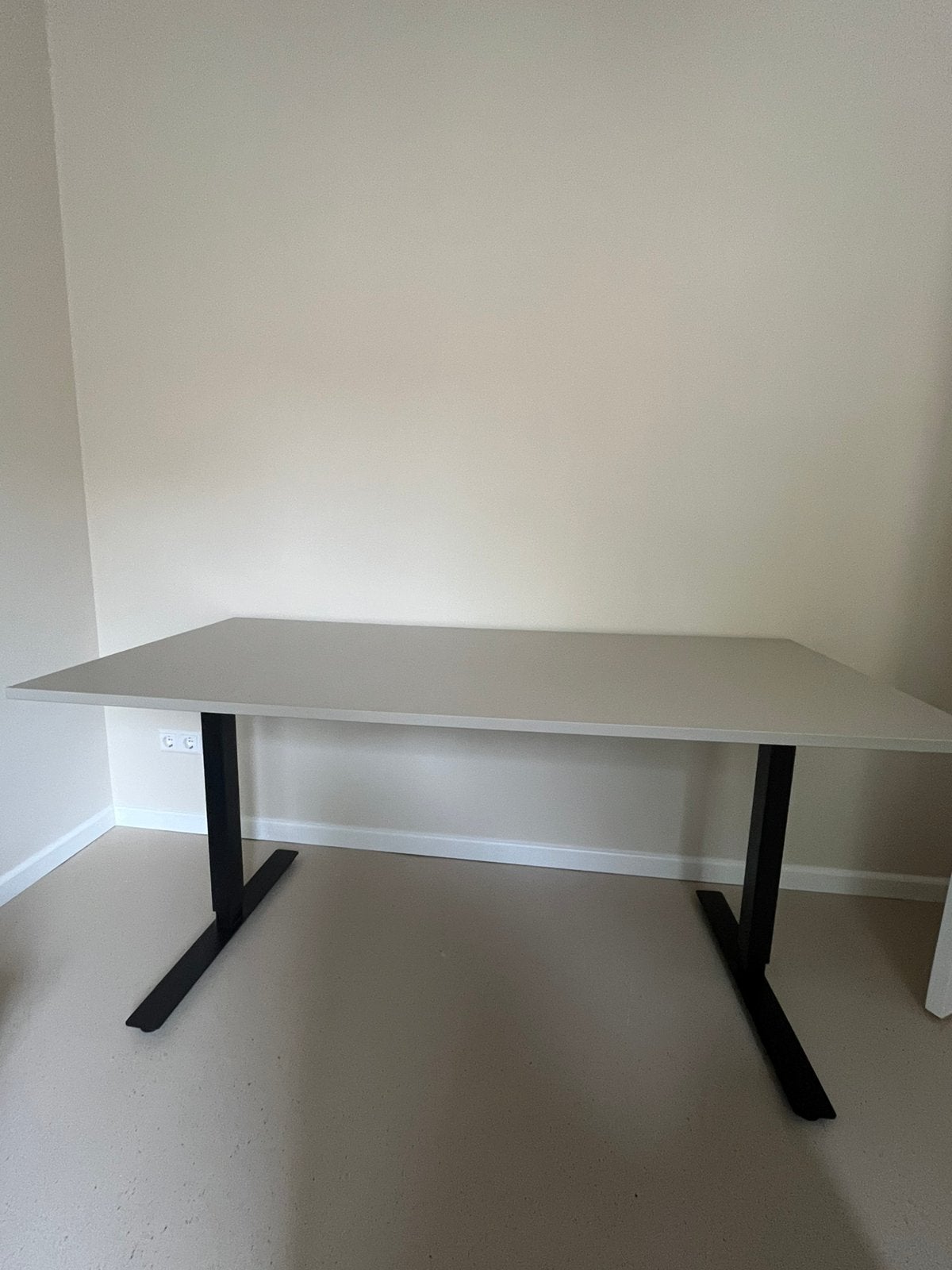 Ikea Trotten Sta/zit bureau 160x80 beige antraciet, Huis en Inrichting, Bureaus, Ophalen, Zo goed als nieuw