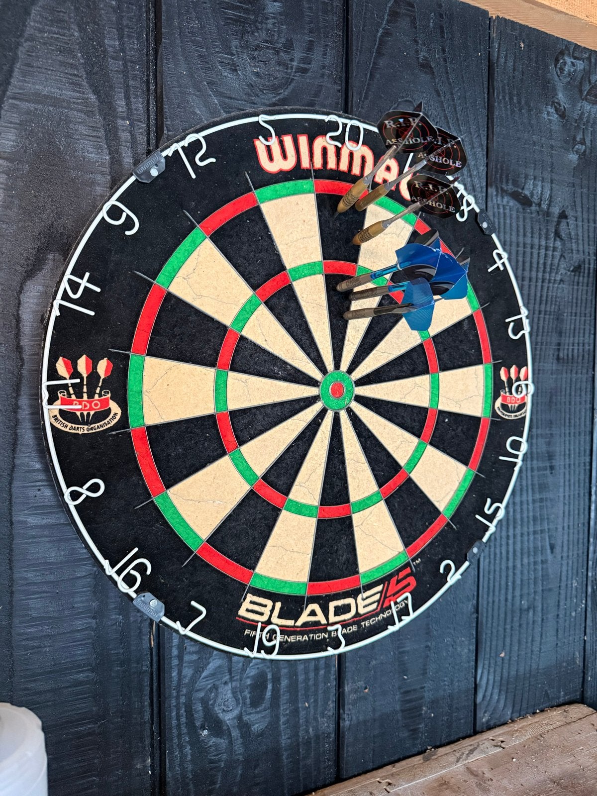 Dartbord - Winmau Blade 5, Sport en Fitness, Darts, Ophalen, Gebruikt, Dartbord met pijlen