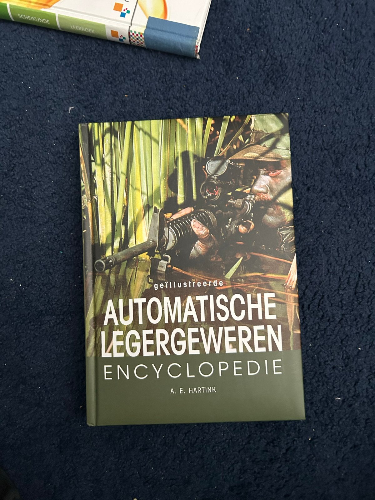 Geïllustreerde Automatische Legergeweren Encyclopedie, Boeken, Encyclopedieën, Ophalen of Verzenden, Zo goed als nieuw, Overige onderwerpen