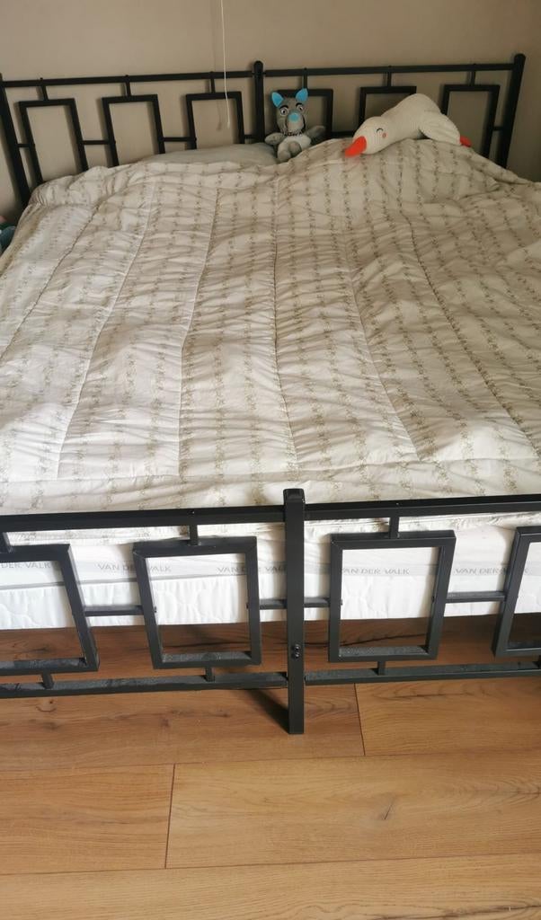 Tweepersoonsbed met metalen frame, Ophalen