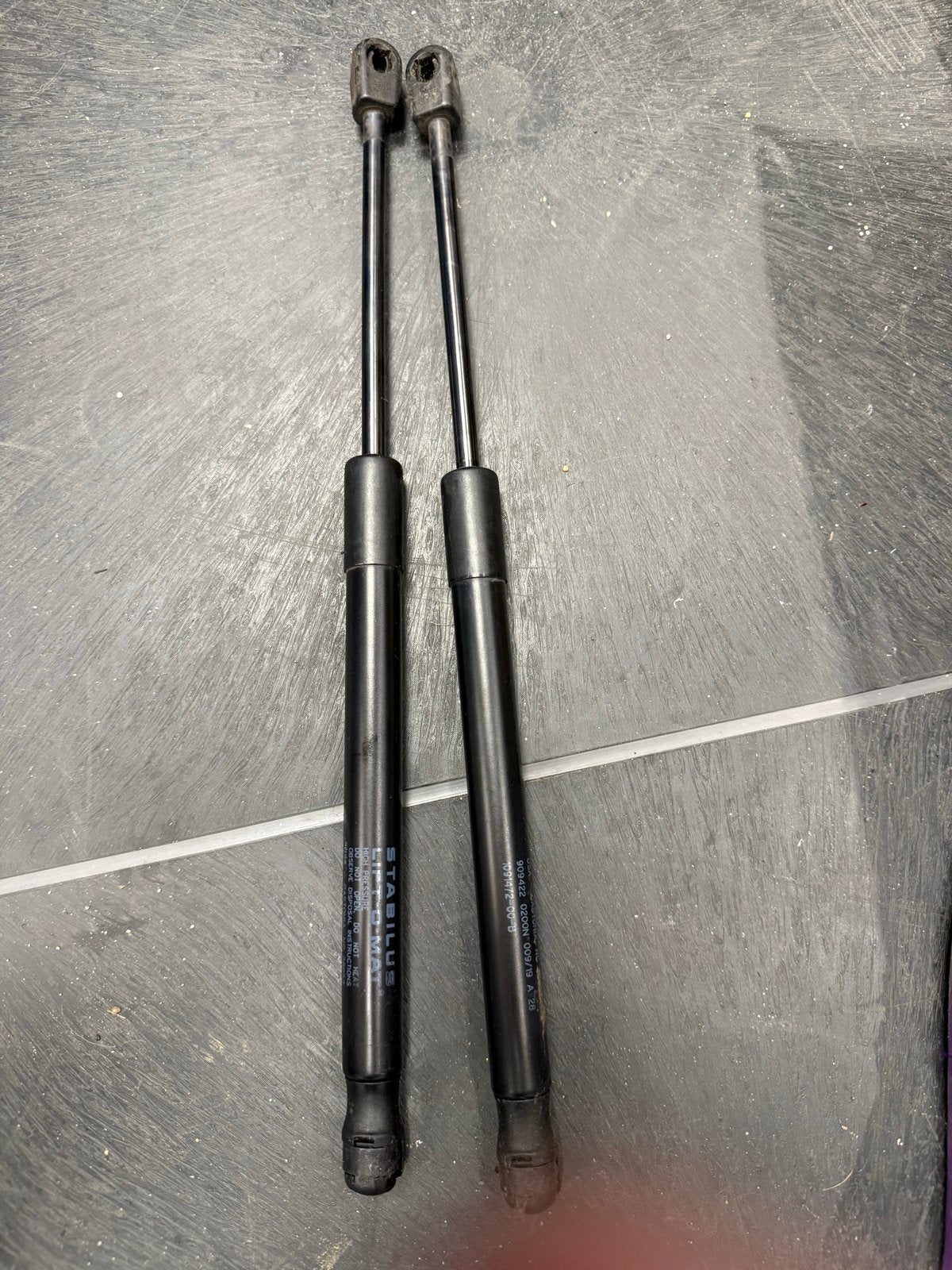Gebruikte Frunk gasveren voor Tesla Model 3, Ophalen of Verzenden, Gebruikt